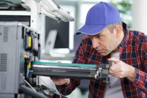 Technicien changeant le toner d'un photocopieur 